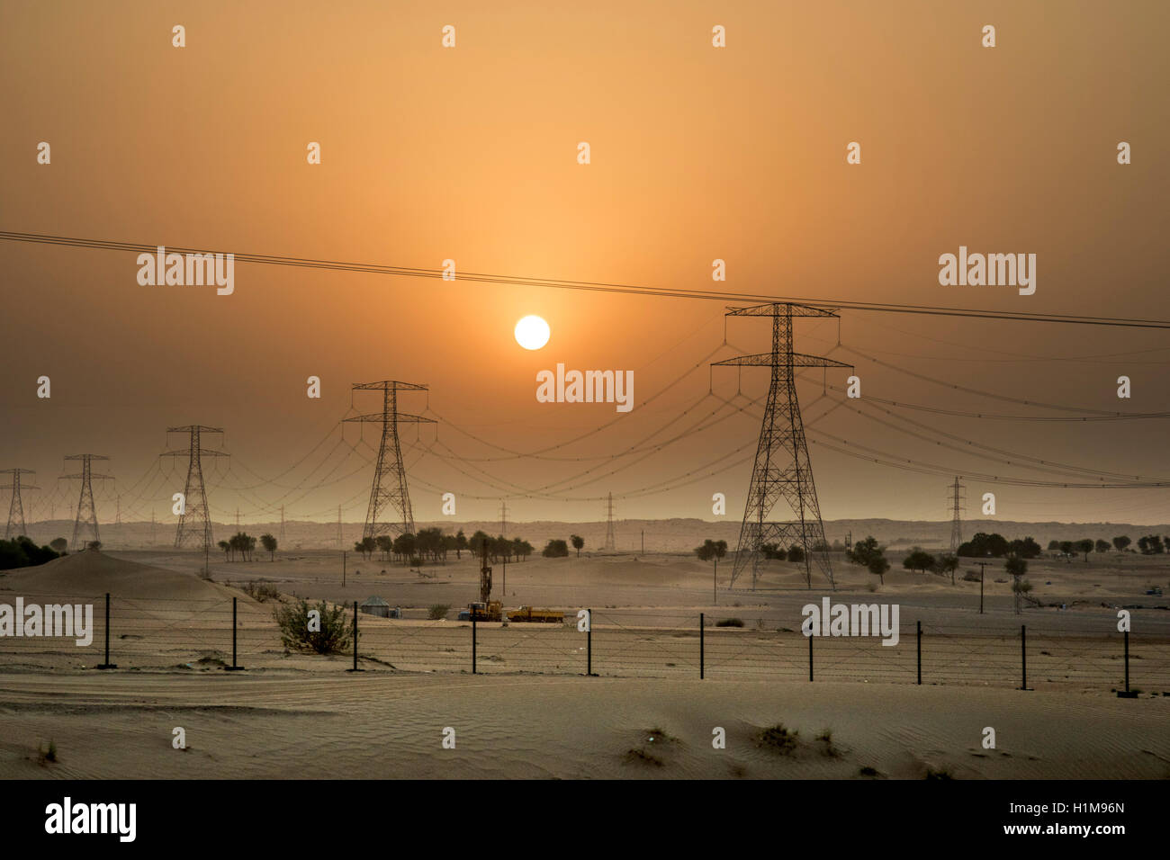 Pylônes électriques dunes safari désert beauté sunset Banque D'Images