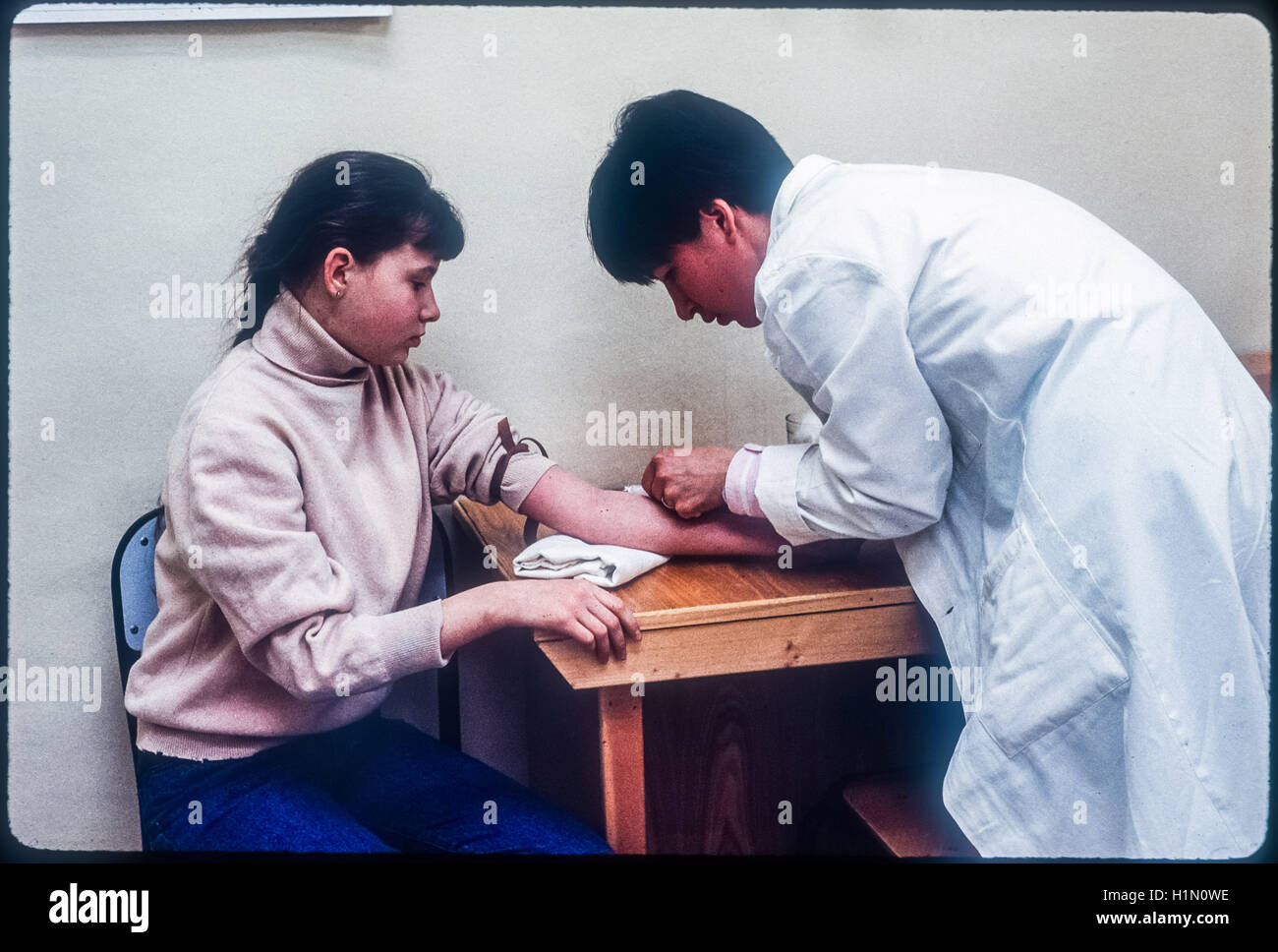 Medical Centre de Kiev garde d'un enfant par l'Association des enfants de Tchernobyl, le dépistage de sang pour le cancer de la thyroïde, l'Ukraine, mai 1995. Banque D'Images