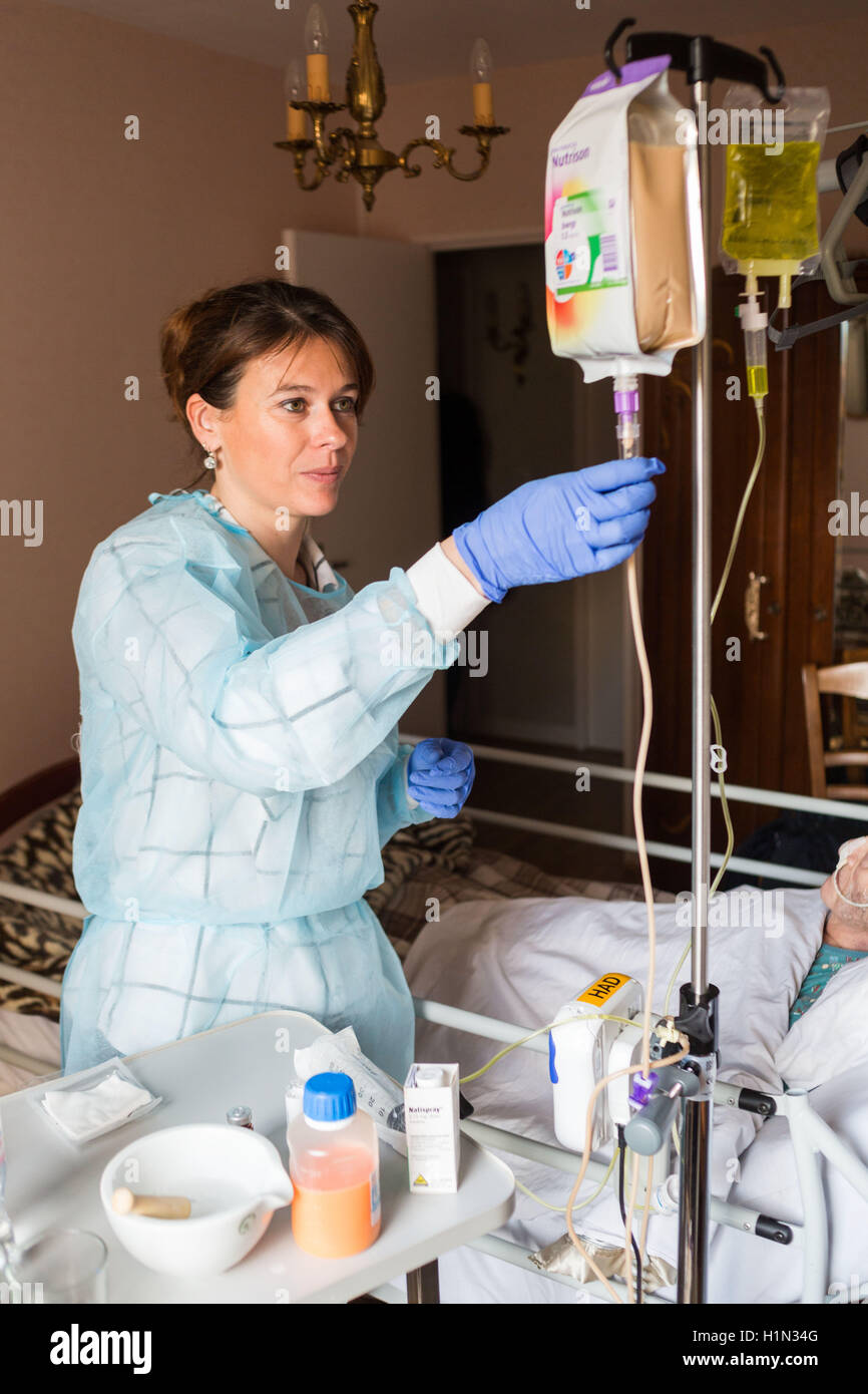 Visite à domicile et de soins infirmiers avec un patient Enteral Nutrition, soins médicaux Accueil Ministère de l'hôpital de Limoges, France. Banque D'Images