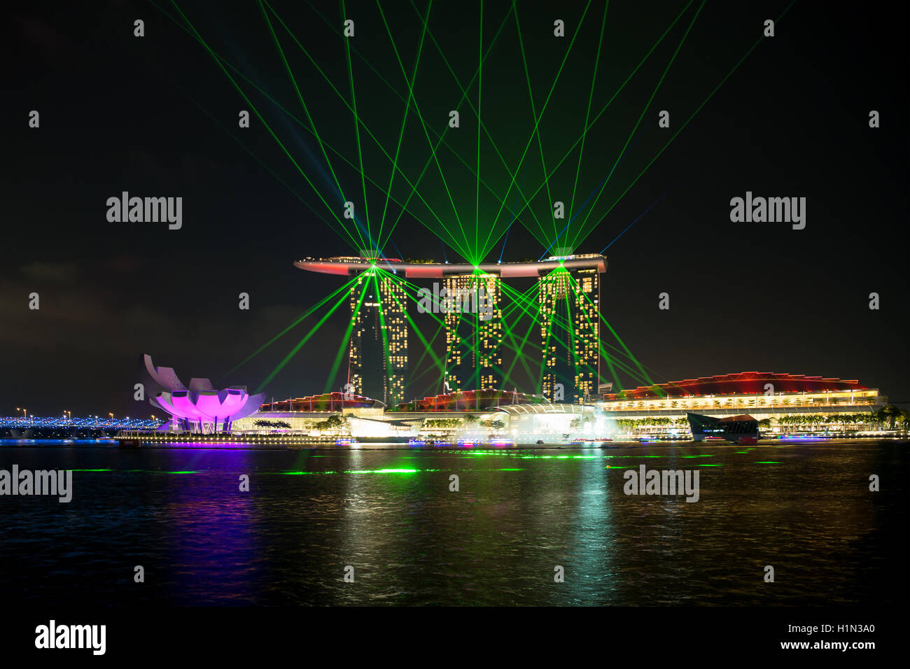 Merveilleux show laser au bord de Marina Bay à Singapour. Asie Banque D'Images