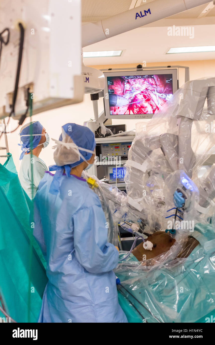 Fibrome utérin effectuée par le robot da Vinci de la téléchirurgie, dont quatre bras articulés et appareil photo sont contrôlés à distance par les chirurgiens de l'hôpital, Limoges, France. Banque D'Images