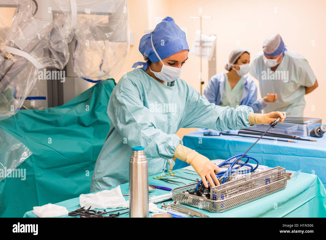 Fibrome utérin effectuée par le robot da Vinci de la téléchirurgie, dont quatre bras articulés et appareil photo sont contrôlés à distance par les chirurgiens de l'hôpital, Limoges, France. Banque D'Images