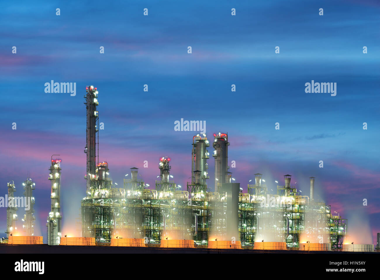 Chaudière en paysage d'eau la nuit. Centrale électrique Photo Stock - Alamy