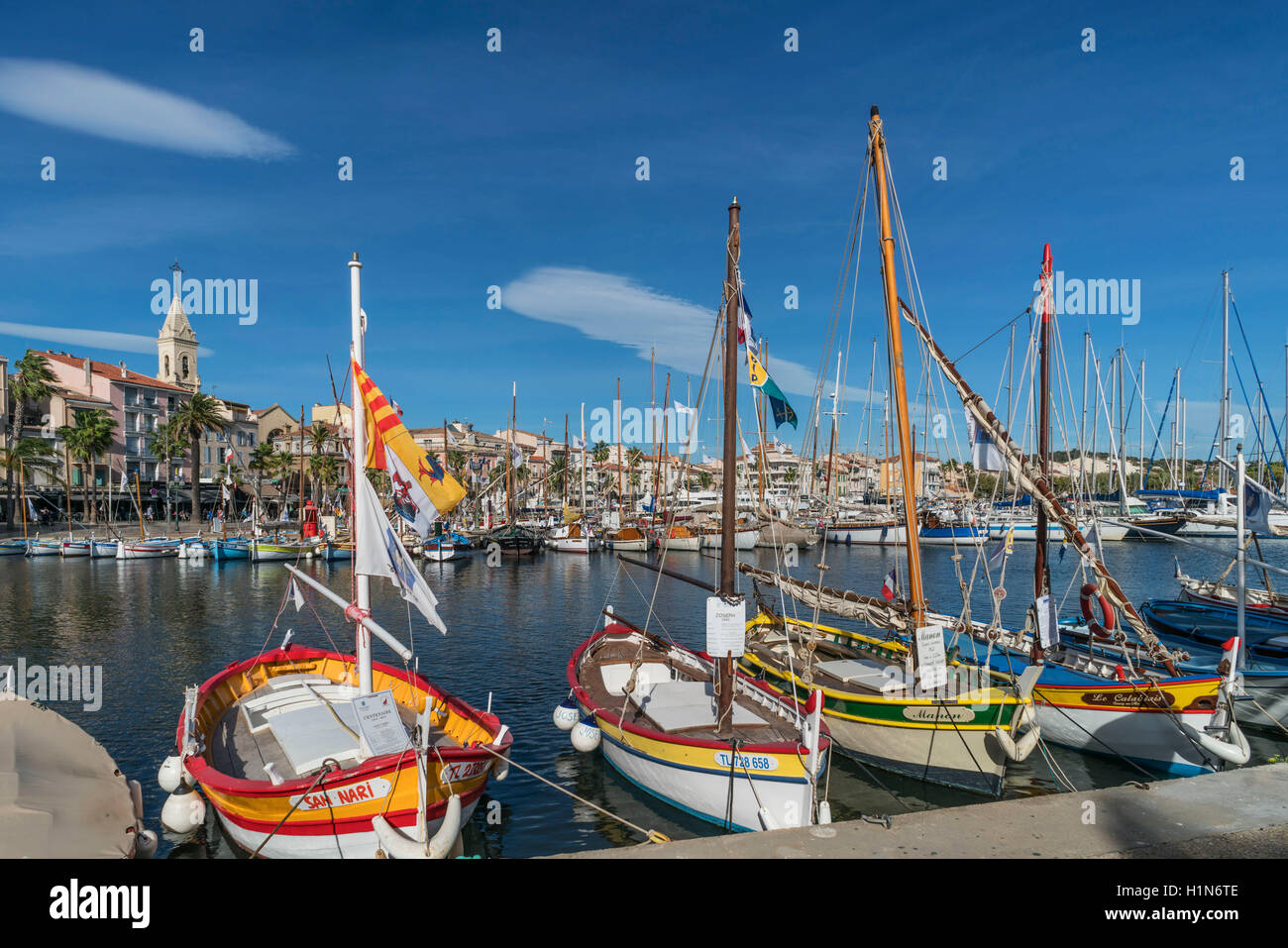 Les bateaux de pêche de la Méditerranée à Sanary-Sur-Mer , la Promenade, Mistral Nuages, Cote d Azur, France Banque D'Images