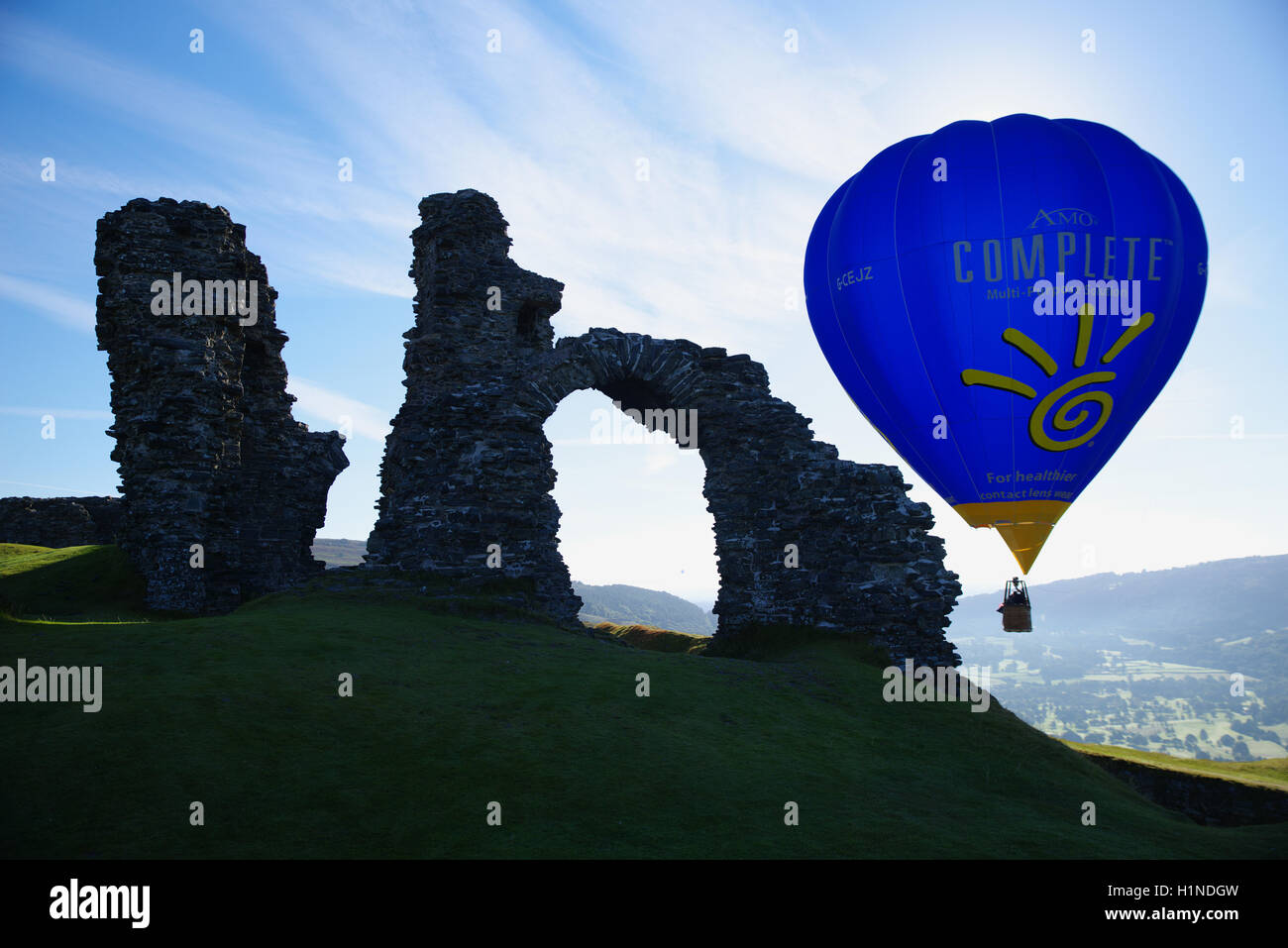 Montgolfière sur Castell Dinas Bran ruine, Llangollen, Wales, Banque D'Images