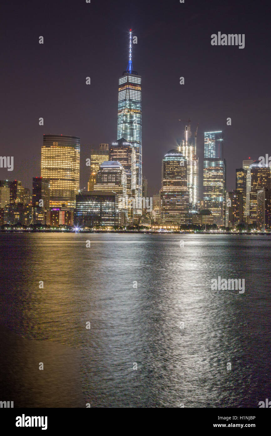 New York City, New York, USA, 12 août 2016 : le quartier financier de New York City skyline vue de Jersey City, New Jersey. Banque D'Images