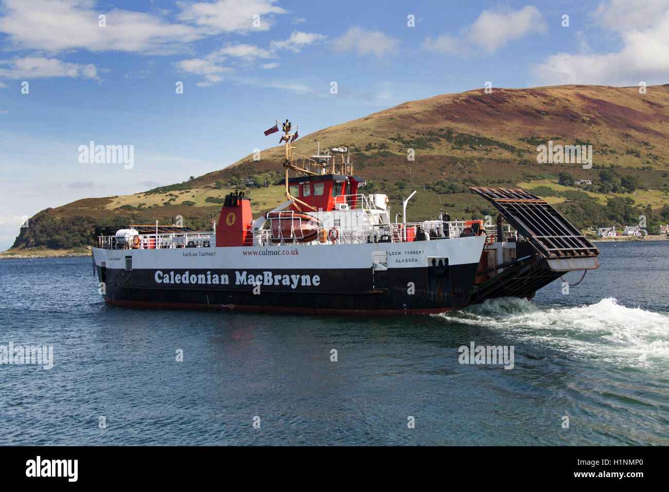 Ile d'Arran, en Écosse. Vue pittoresque du CalMac ferry, MV Loch Tarbert, laissant Lochranza port. Banque D'Images