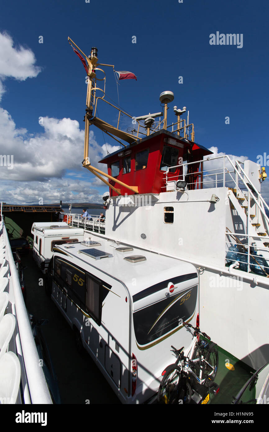 Ile d'Arran, en Écosse. Vue pittoresque du CalMac ferry, MV Loch Tarbert, naviguant entre Lochranza et Claonaig. Banque D'Images