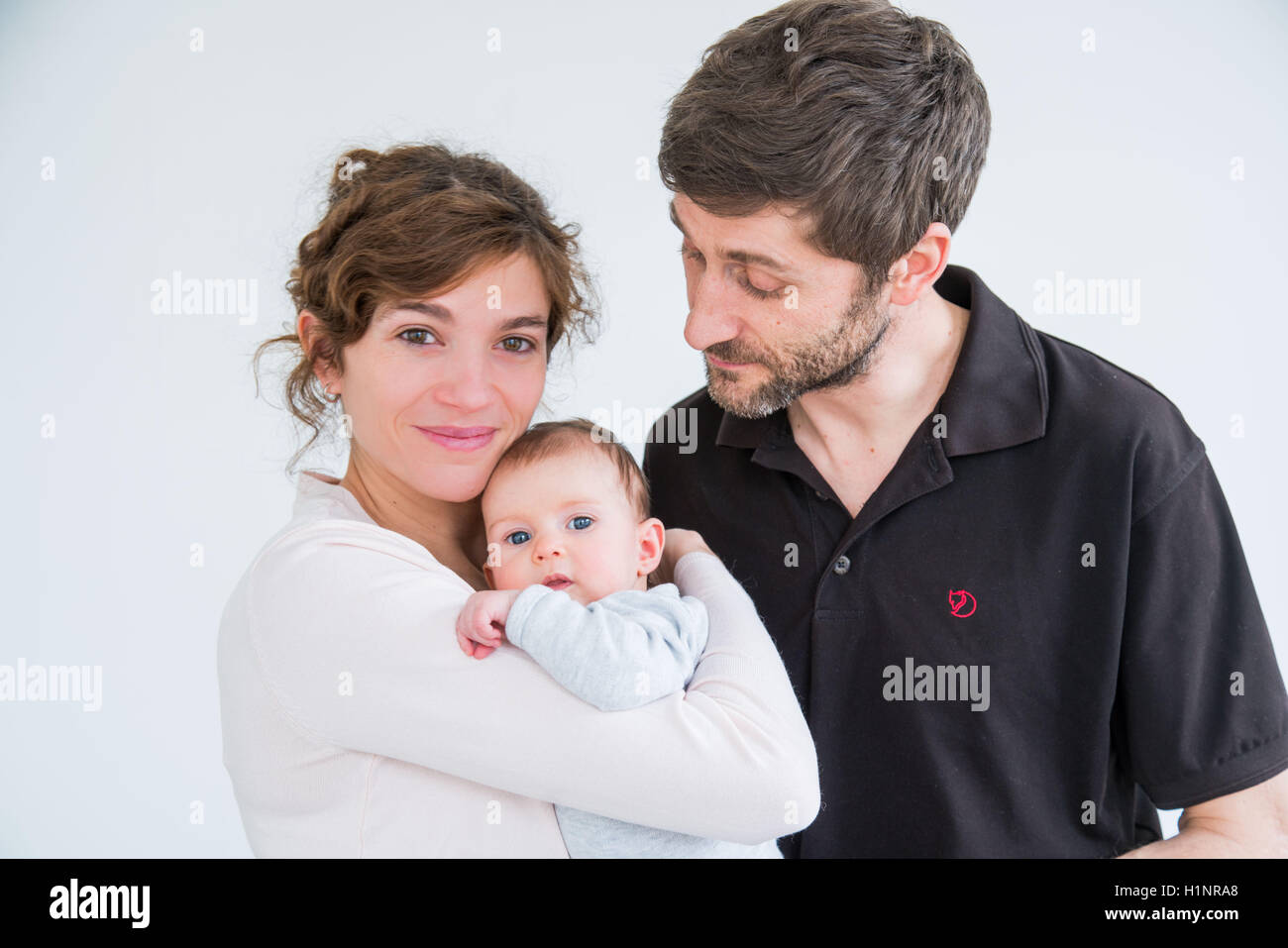 3 mois bébé fille avec les parents. Banque D'Images
