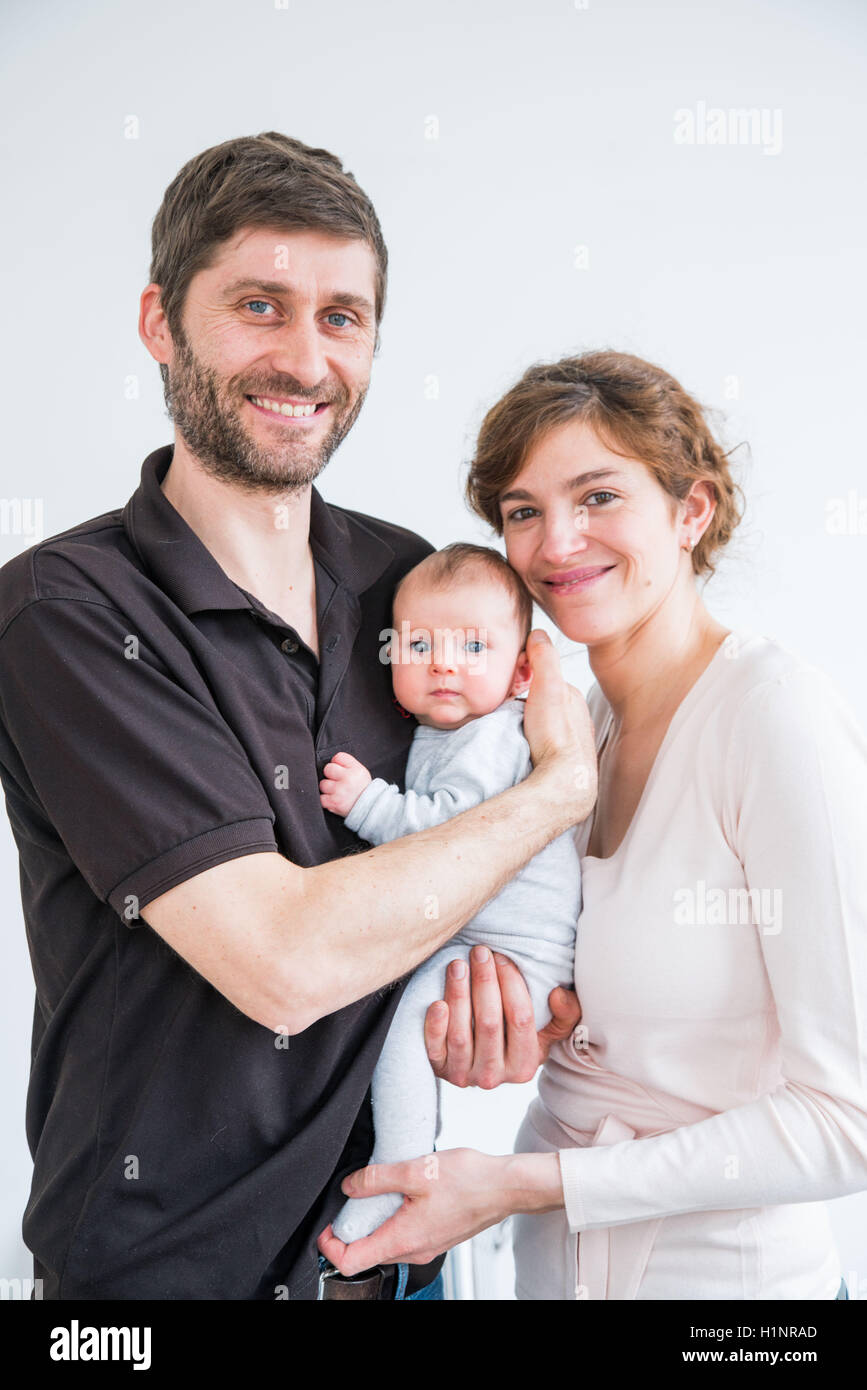 3 mois bébé fille avec les parents. Banque D'Images