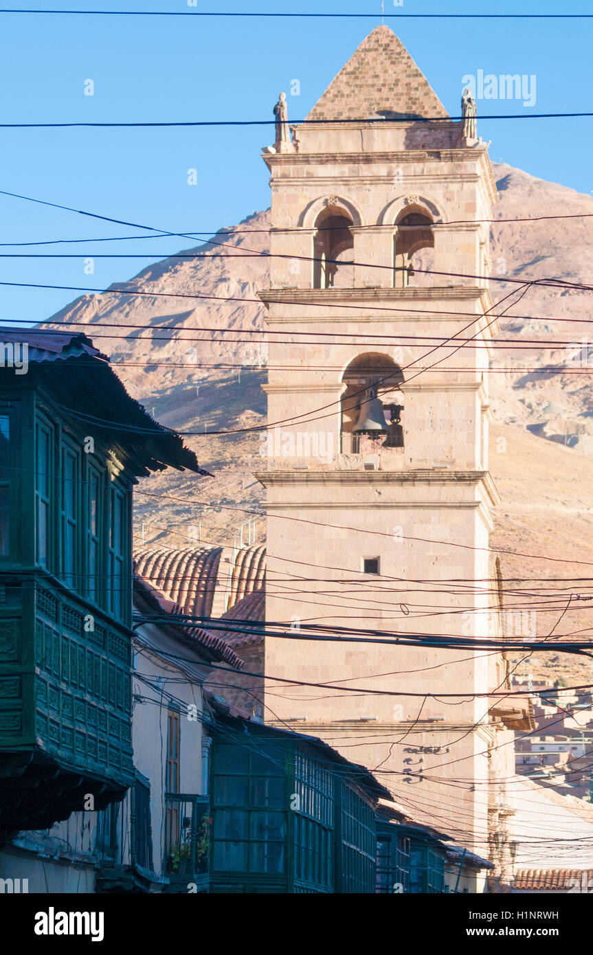 Tour du Convento San Francisco, Potosi, avec le Cerro Rico au-delà Banque D'Images