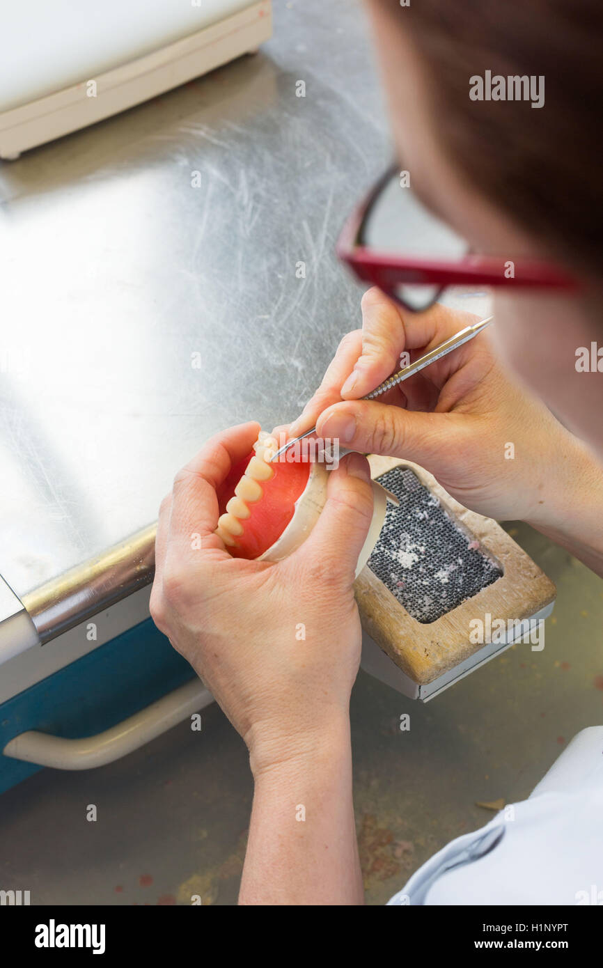 Fabrication de prothèses complètes. Banque D'Images