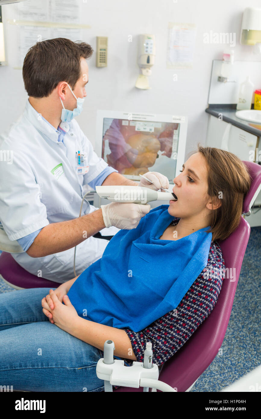 Cerec système CAD-CAM pour le placement d'inlays, onlays, couronnes et ...