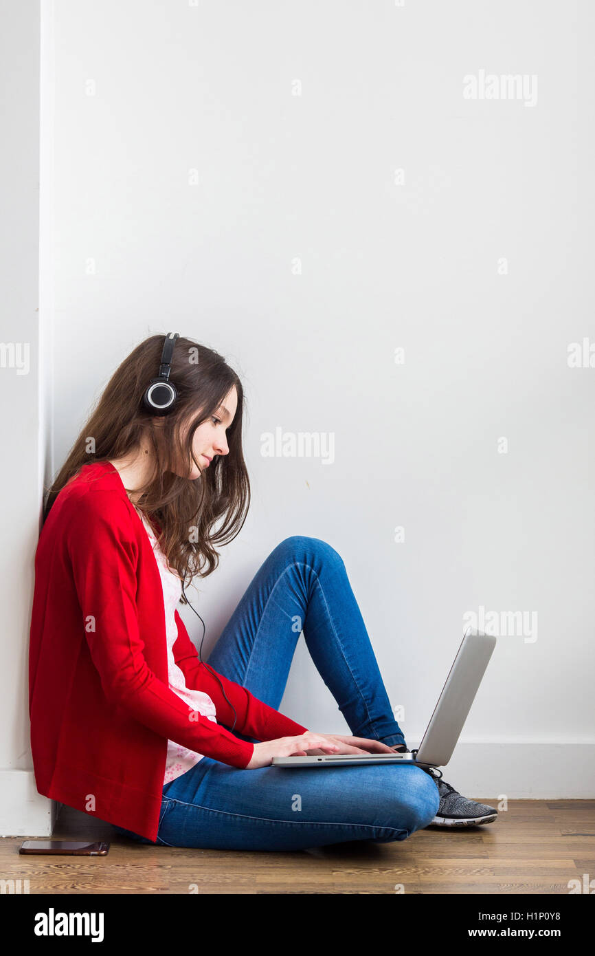 Teenage girl using a laptop. Banque D'Images