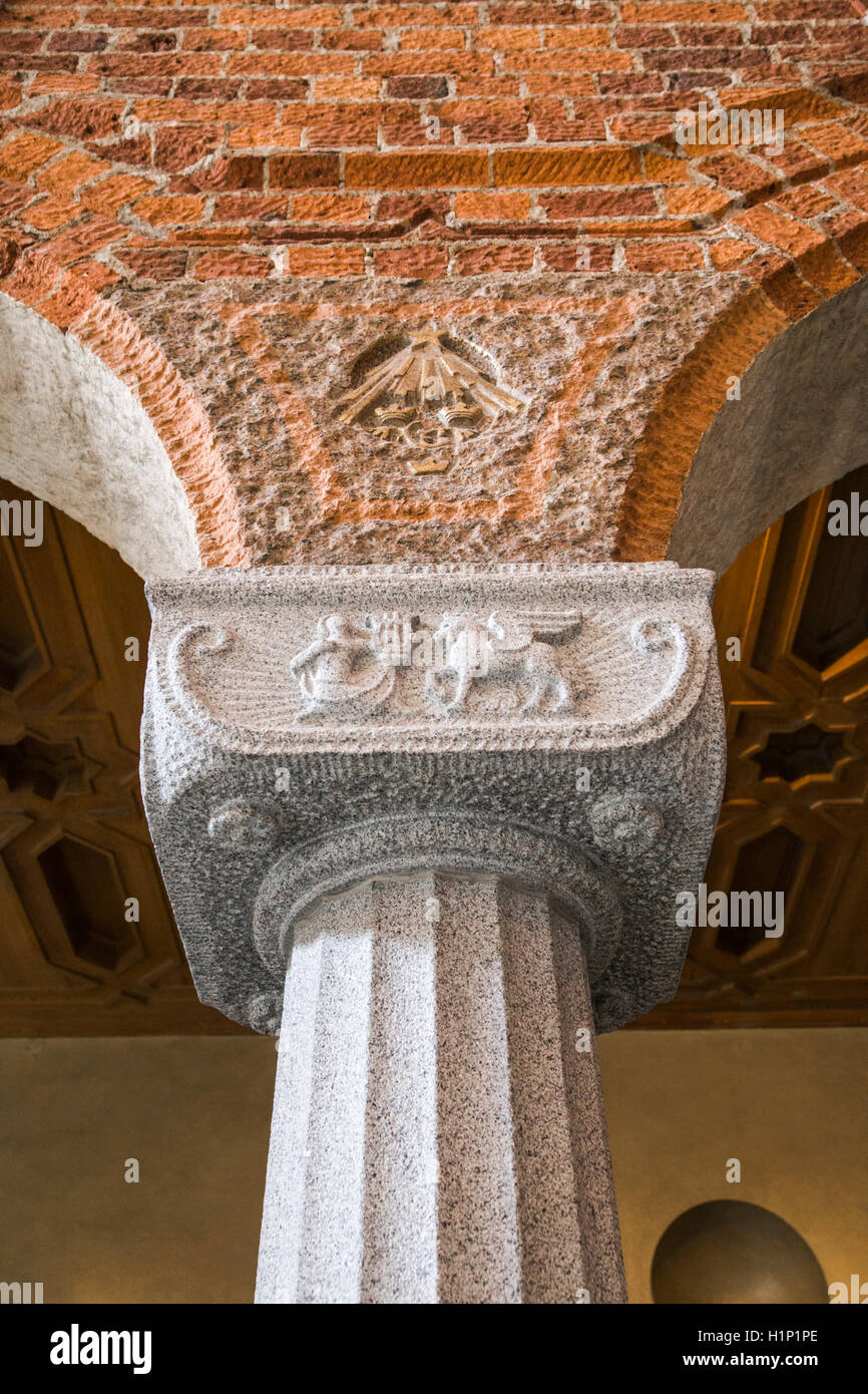 L'un des capitaux les colonnes en bleu Hall de l'Hôtel de Ville de Stockholm Banque D'Images