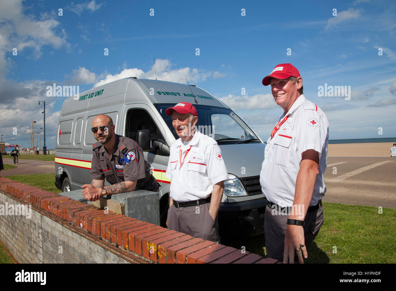 Équipe d'ambulanciers de la Croix-Rouge britannique fournissant les premiers soins pour le Centre 81 charity event sur Great Yarmouth promenade. Banque D'Images