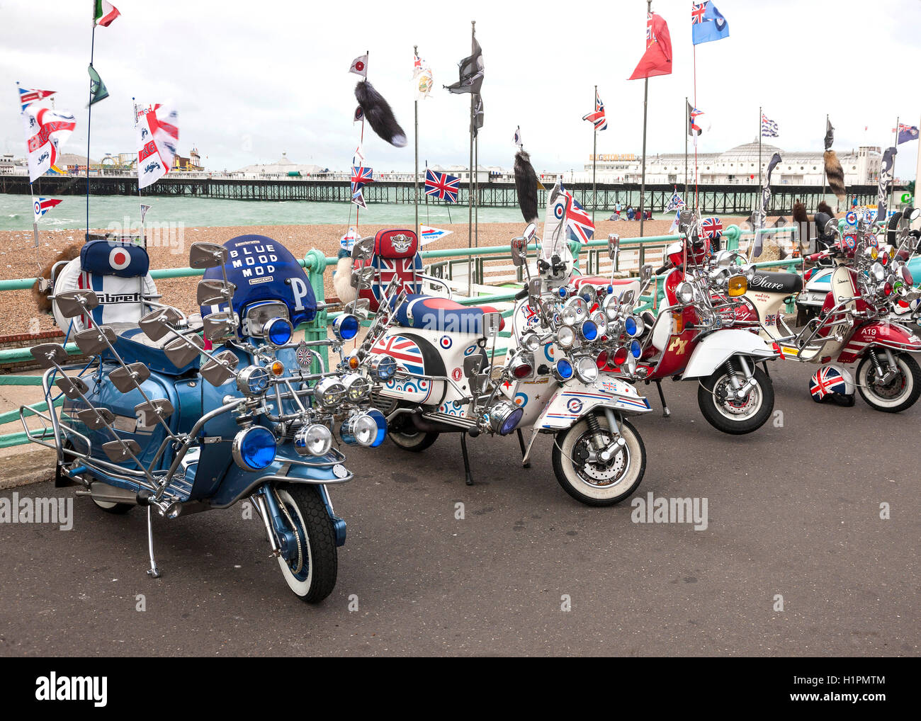 Mod des scooters sur le front de mer de Brighton d'affichage Banque D'Images