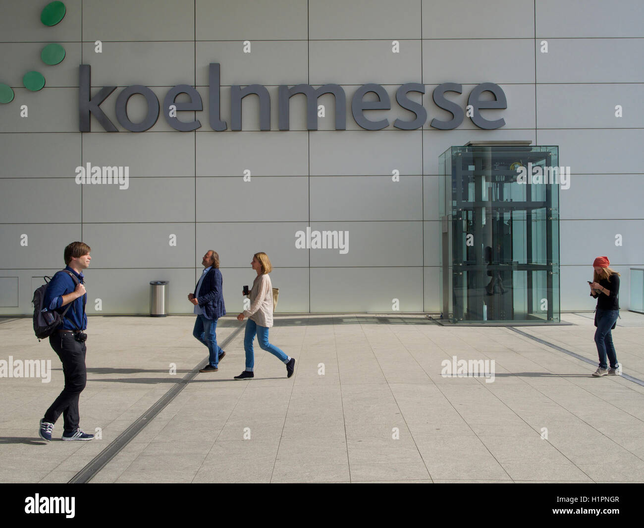 Koeln Messe nom d'entrée signe avec les gens à Cologne, Allemagne Banque D'Images