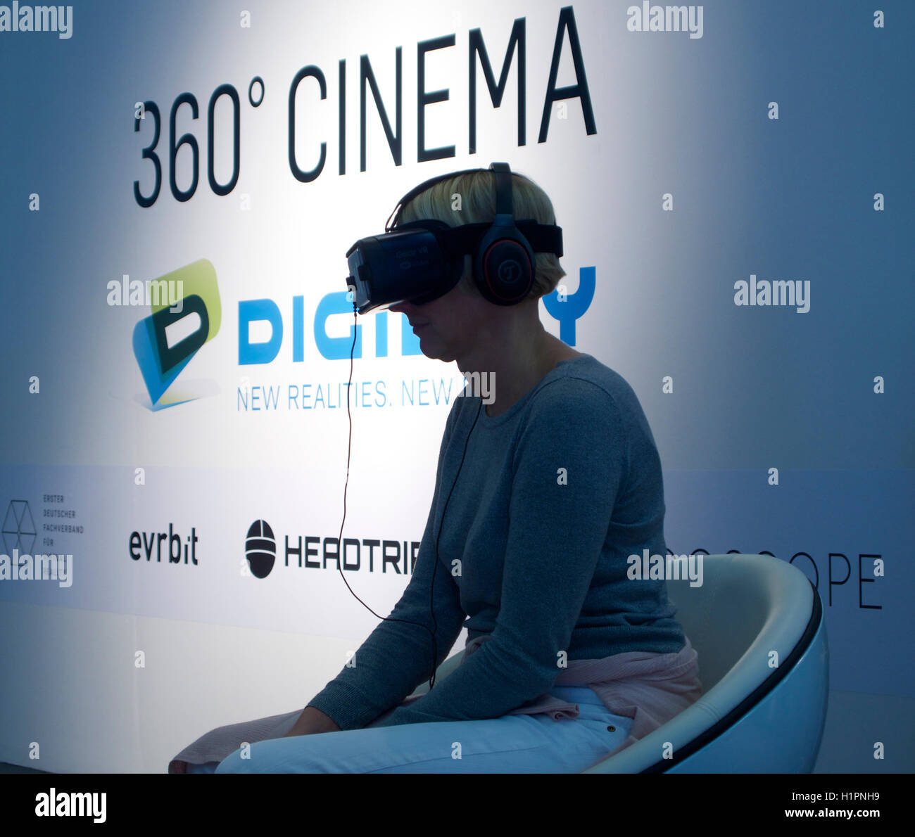 Jeune femme portant des lunettes VR lunettes au cinéma 360 Booth sur Photokina 2016, Cologne, Allemagne Banque D'Images