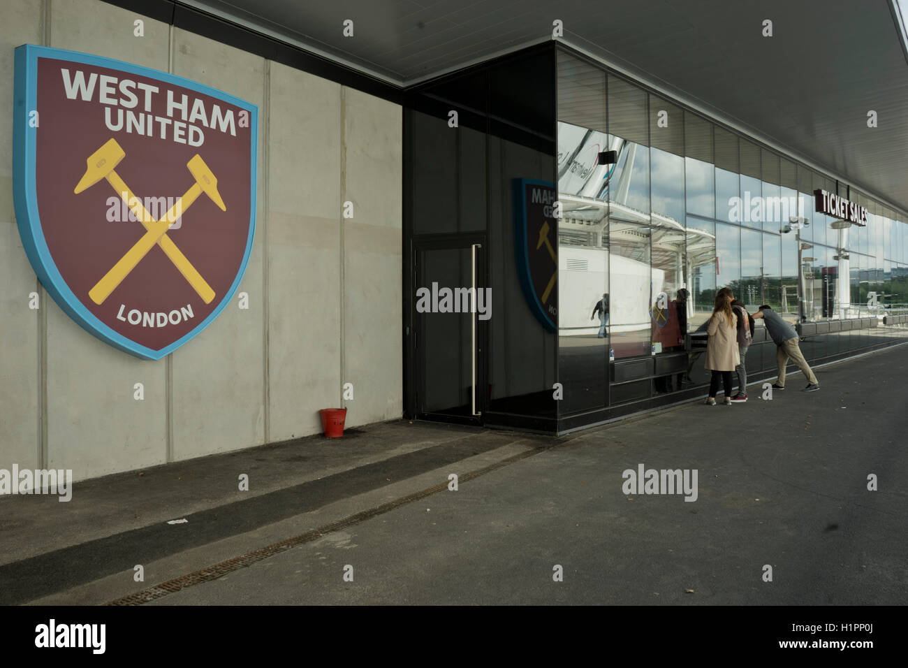 Acheter des billets pour les supporters au stade olympique de Londres avec des panneaux publicitaires montrant nouvelle façon de West Ham United Football Stadium London.UK Banque D'Images