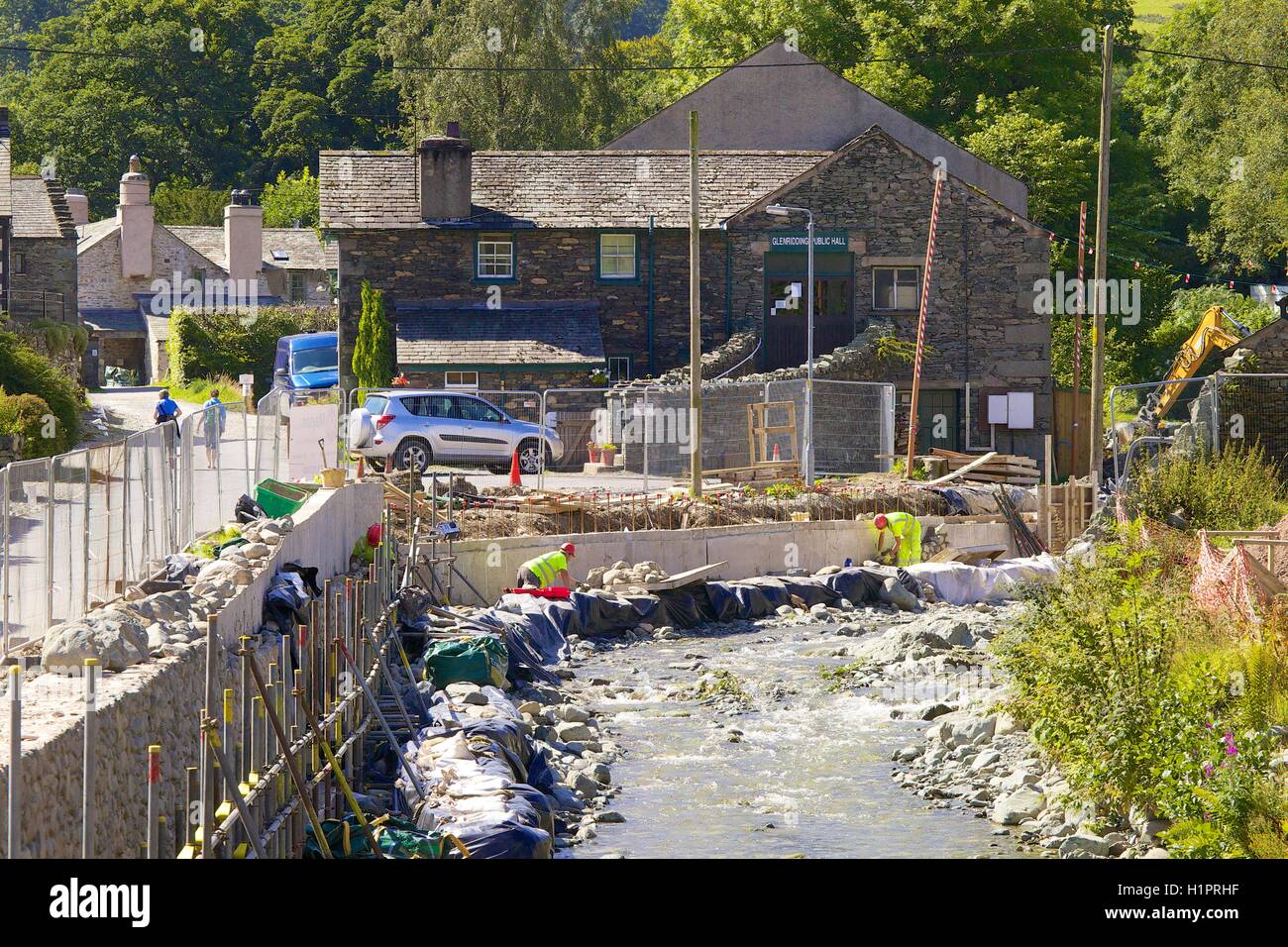 Le bâtiment de défense contre les inondations les inondations de Glenridding Beck du 5 décembre 2015 suite orage Desmon. Ullswater. Banque D'Images