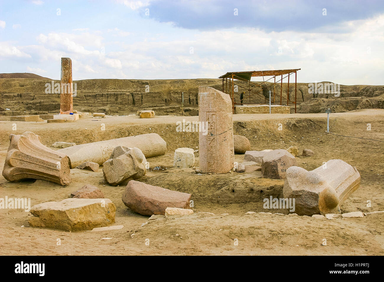 L'Egypte, Delta du Nil, Tanis, Premier pylône, avec palmiform réutilisation des colonnes. Ils viennent de date et très prisées de l'Ancien Empire. Banque D'Images