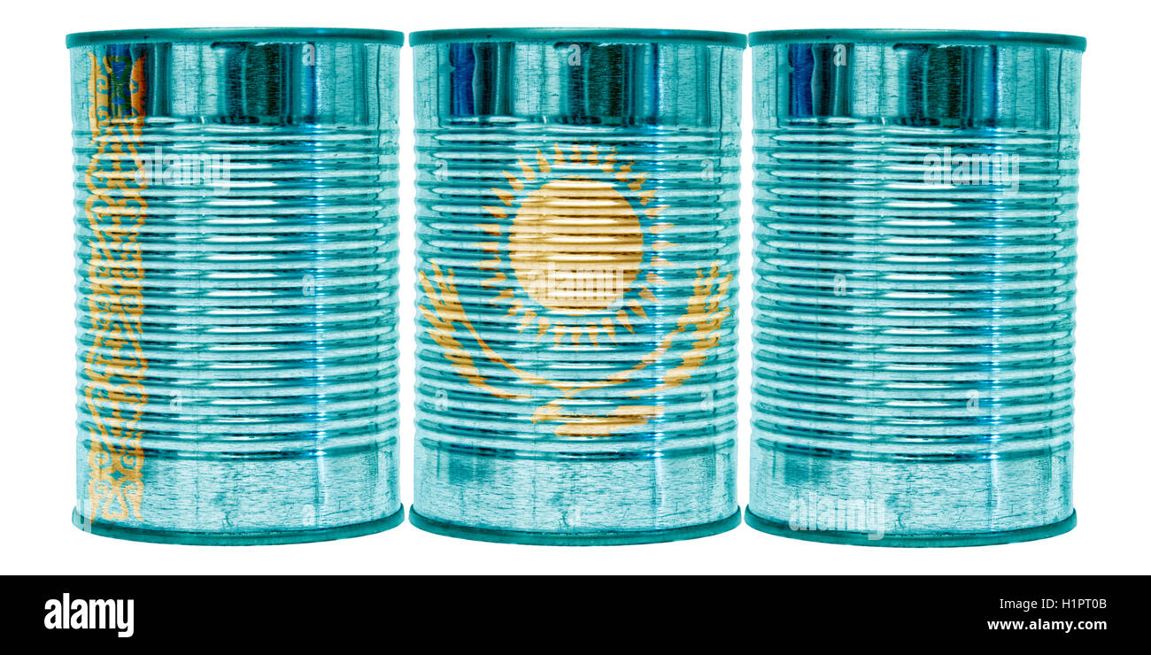 Trois boîtes de conserve avec le drapeau du Kazakhstan sur eux isolé