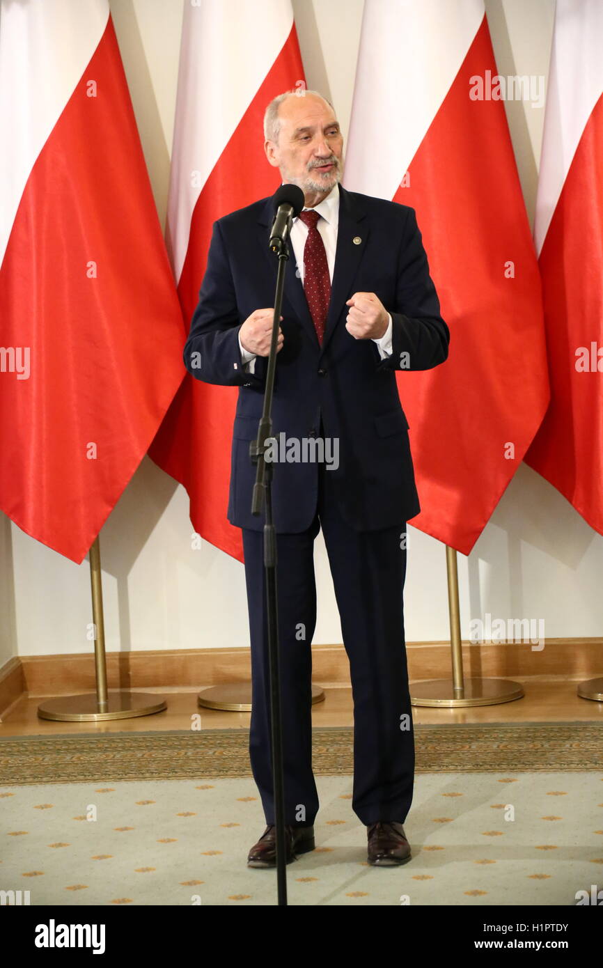 Varsovie, Pologne. 29Th Sep 2016. Le ministre de la défense, Antoni Macierewicz prend part à la 40e célébration de KOR (Komitet Obrony Robotników), le Comité de la défense des ouvriers qui a été fondée comme un mouvement civil pour soutenir les membres emprisonnés de la protestation de 1976. L'un des membres de la fondation est le récent ministre de la défense, Antoni Macierewicz. © Jakob Ratz/Pacific Press/Alamy Live News Banque D'Images