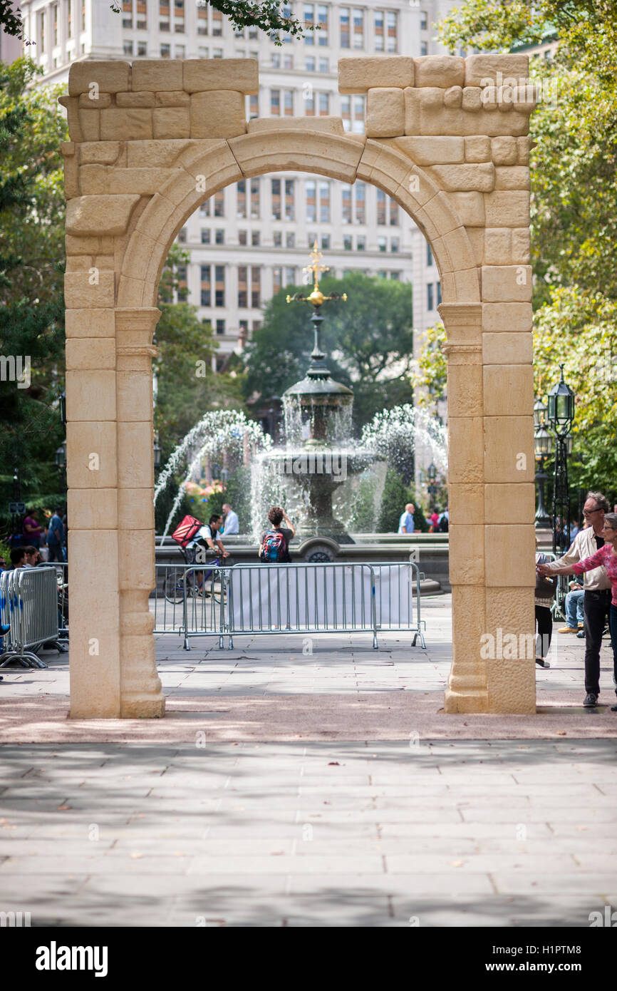 Un 25 pieds de haut fac-similé de l'arc triomphal de Palmyre sur voir dans New York's City Hall Park est considéré le mercredi, Septembre 21, 2016. L'original, qui était depuis 2000 ans à Palmyra, Syrie, a été détruit par Isis en 2015. Cette reproduction, créé par l'Institut d'archéologie numérique et l'UNESCO est faite de marbre et égyptienne est destinée à encourager le public à propos de la destruction de sites historiques qui sont détruites dans le nom de "nettoyage culturel". L'ACCOVAM utilisé des images à haute résolution prises par les deux archéologues et des touristes dans la reconstruction. (© Richard B. Levine) Banque D'Images