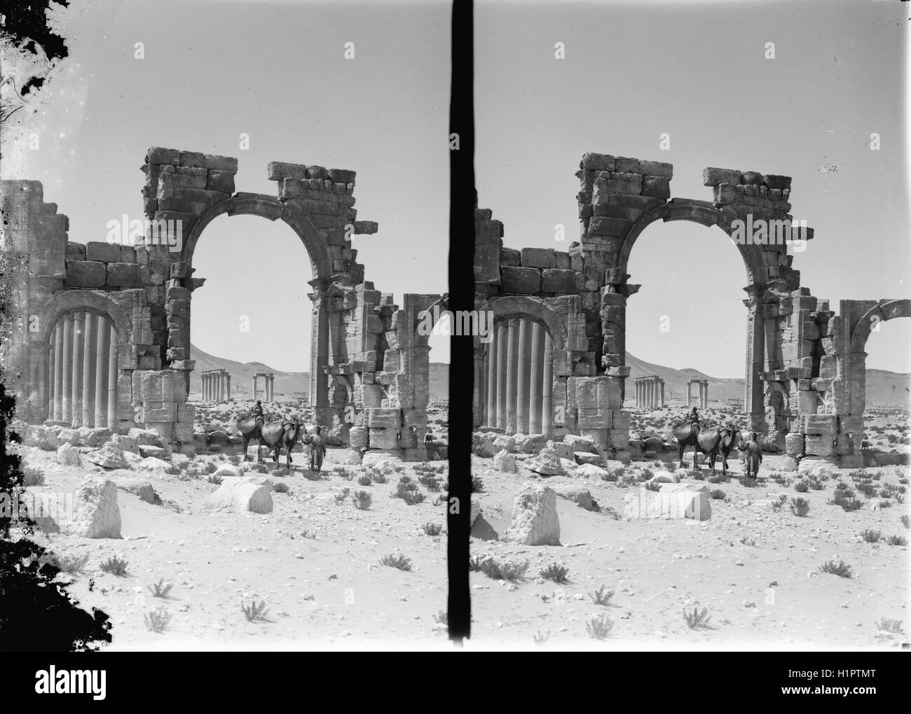 L'Arc de Triomphe de Palmyre à Palmyra, Syrie est vu dans cette photographie d'archives prises à la fin du 19e siècle du début du 20ème siècle. L'arche, qui était depuis 2000 ans dans la région de Palmyra, Syrie, a été détruit par Isis en 2015. (Bibliothèque du Congrès) Banque D'Images