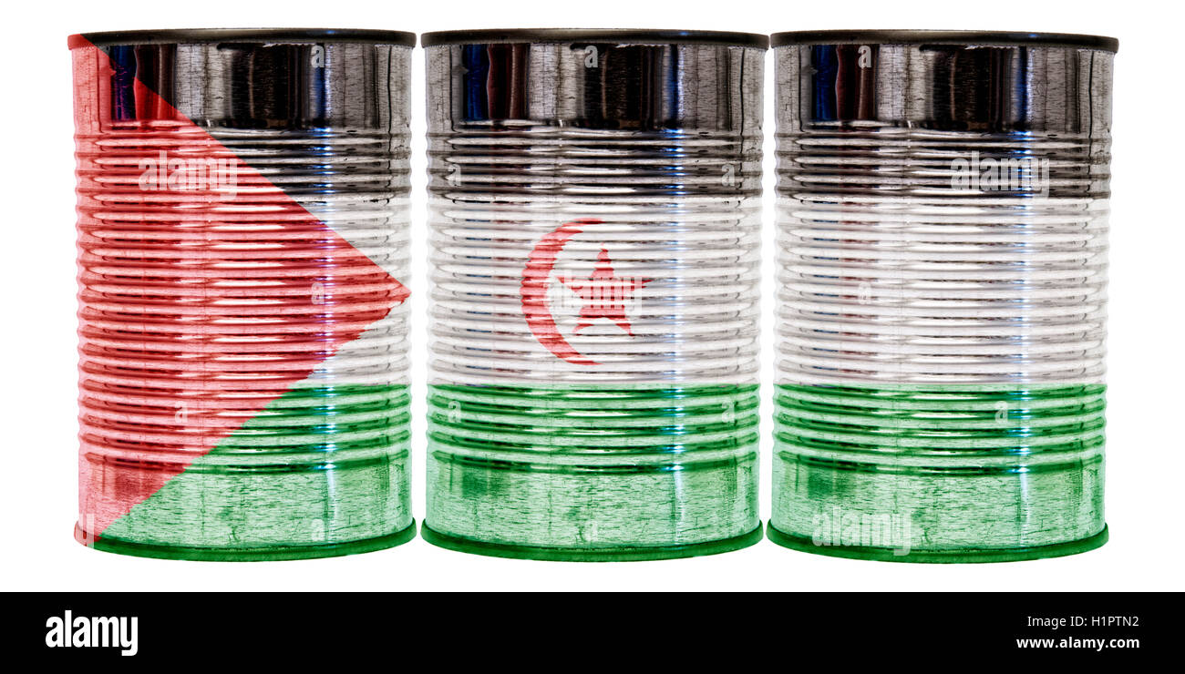 Trois boîtes de conserve avec le drapeau du Sahara Occidental sur eux isolé sur un fond blanc. Banque D'Images