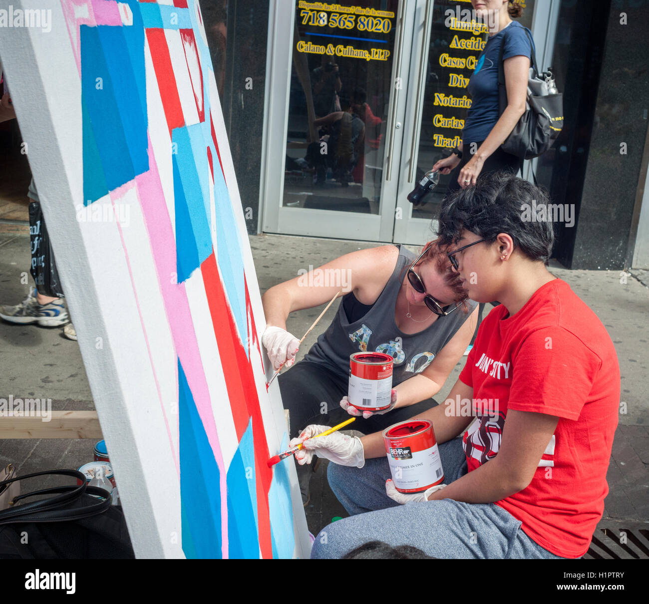 Les étudiants volontaires pour peindre des murales toe embellir le quartier de Jackson Heights dans le Queens à New York, le samedi 17 septembre, 2016. Le quartier de Jackson Heights abrite une mosaïque de groupes ethniques indiens à côté qui comprennent les Pakistanais, les Tibétains, de l'Asie du Sud-Est et de longue date les résidents juifs et italiens. (© Richard B. Levine) Banque D'Images