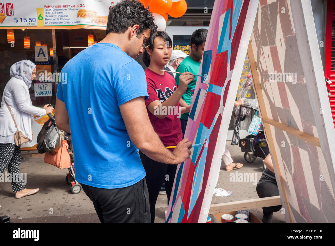 Les étudiants volontaires pour peindre des murales toe embellir le quartier de Jackson Heights dans le Queens à New York, le samedi 17 septembre, 2016. Le quartier de Jackson Heights abrite une mosaïque de groupes ethniques indiens à côté qui comprennent les Pakistanais, les Tibétains, de l'Asie du Sud-Est et de longue date les résidents juifs et italiens. (© Richard B. Levine) Banque D'Images