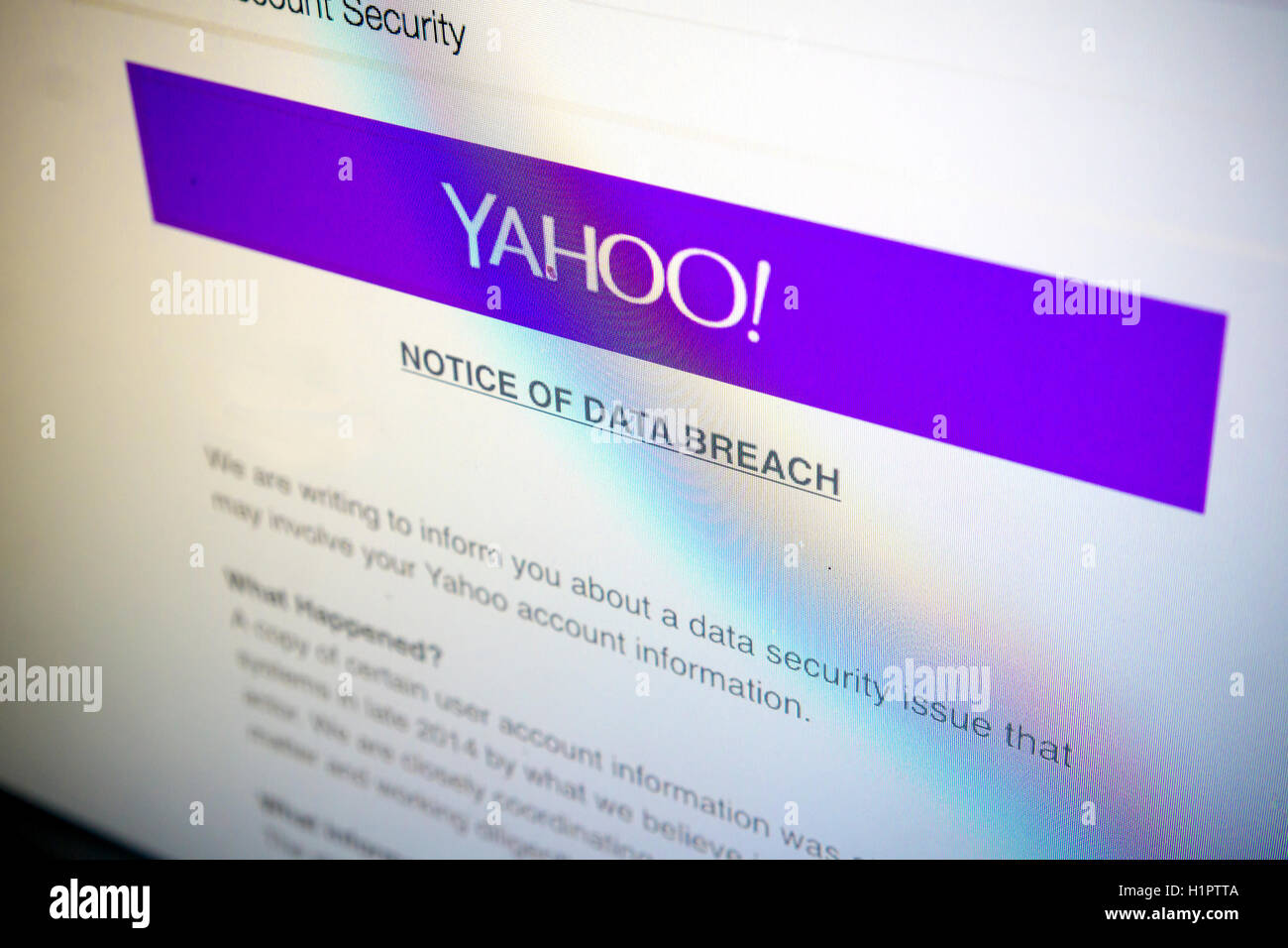 Un écran sur le Yahoo ! Page web informe les utilisateurs d'une violation de données et la nécessité de modifier leurs mots de passe, vu le vendredi 23 septembre 2016. Yahoo a annoncé qu'au moins 500 millions d'utilisateurs ont eu leur compte d'informations volées par les pirates, il y a deux ans. (© Richard B. Levine) Banque D'Images