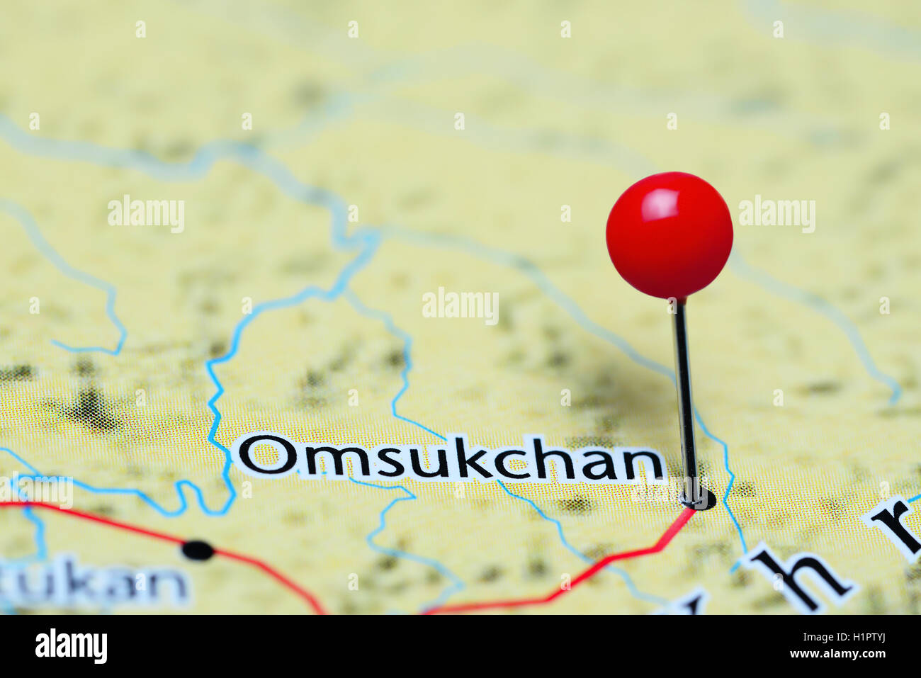 Omsukchan épinglée sur une carte de la Russie Banque D'Images