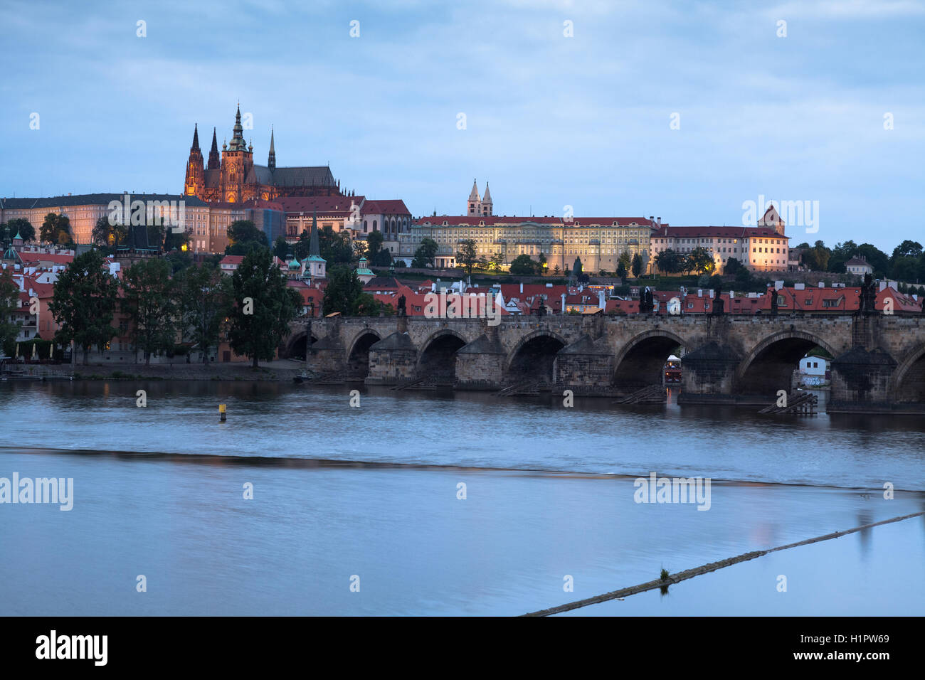 La ville de Prague avec le Château de Prague, le Pont Charles et la rivière Vltava dans la soirée Banque D'Images