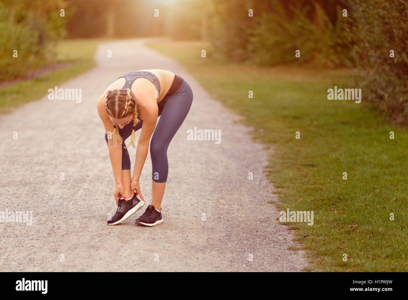 Jeune femme de souplesse avant de faire des exercices de formation à
