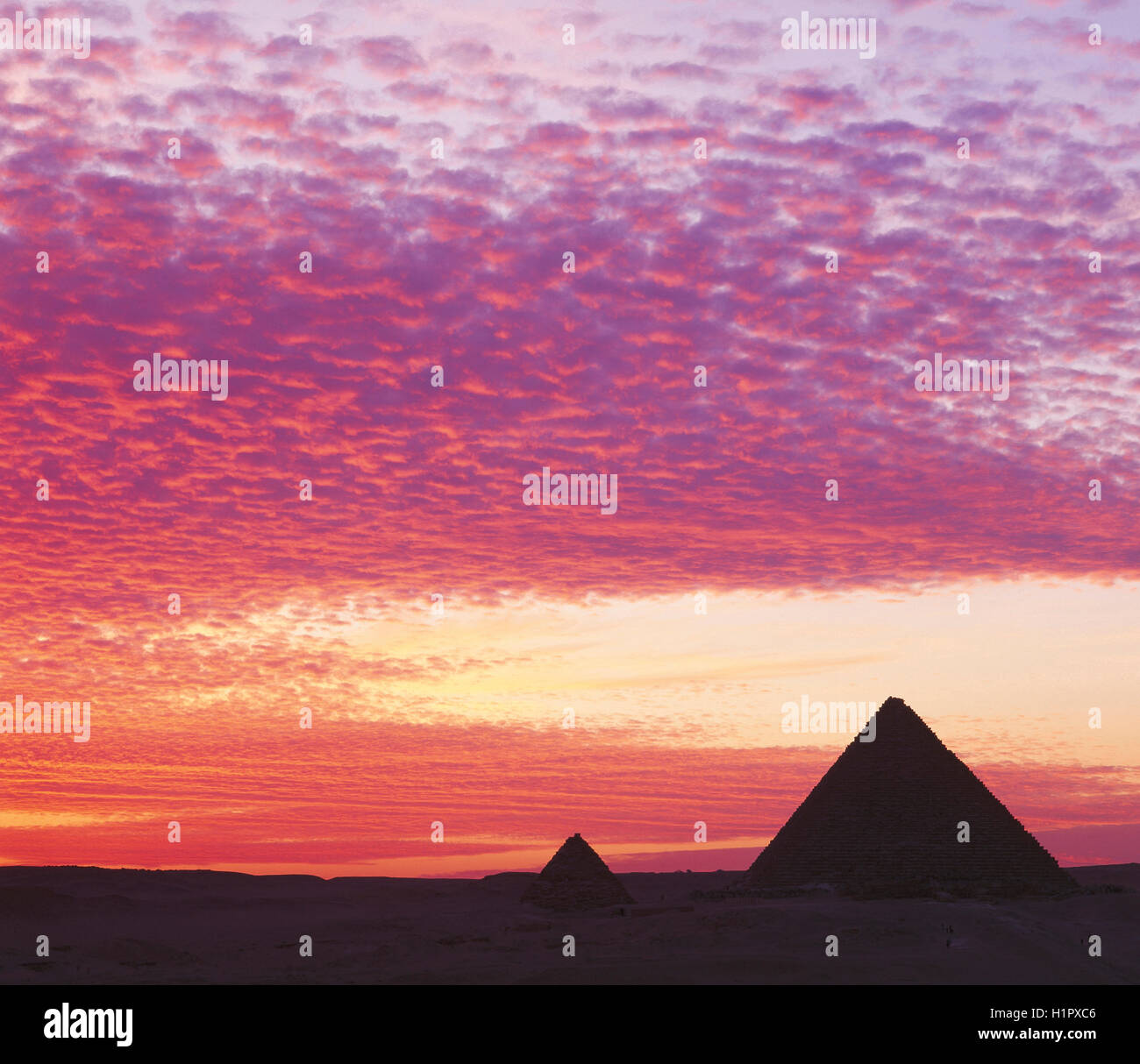 Pyramides au coucher du soleil, Gizeh, Le Caire, Égypte. Banque D'Images
