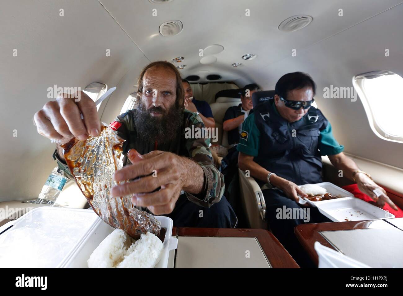 Otage norvégien Kjartan Sekkingstad, à gauche, et l'officiel philippin Jésus Dureza pendant un vol à bord d'un jet privé après sa libération de captivité le 18 septembre 2016 à Jolo, Sulu, Philippines. Sekkingstad a été retenu en otage pendant un an par le groupe terroriste Abu Sayyaf dans les îles de Jolo, dans le sud des Philippines. Banque D'Images
