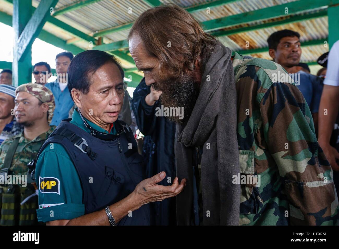 Otage norvégien Kjartan Sekkingstad, droite, parle avec Jésus Dureza officielle des Philippines après sa libération de captivité le 18 septembre 2016 à Jolo, Sulu, Philippines. Sekkingstad a été retenu en otage pendant un an par le groupe terroriste Abu Sayyaf dans les îles de Jolo, dans le sud des Philippines. Banque D'Images