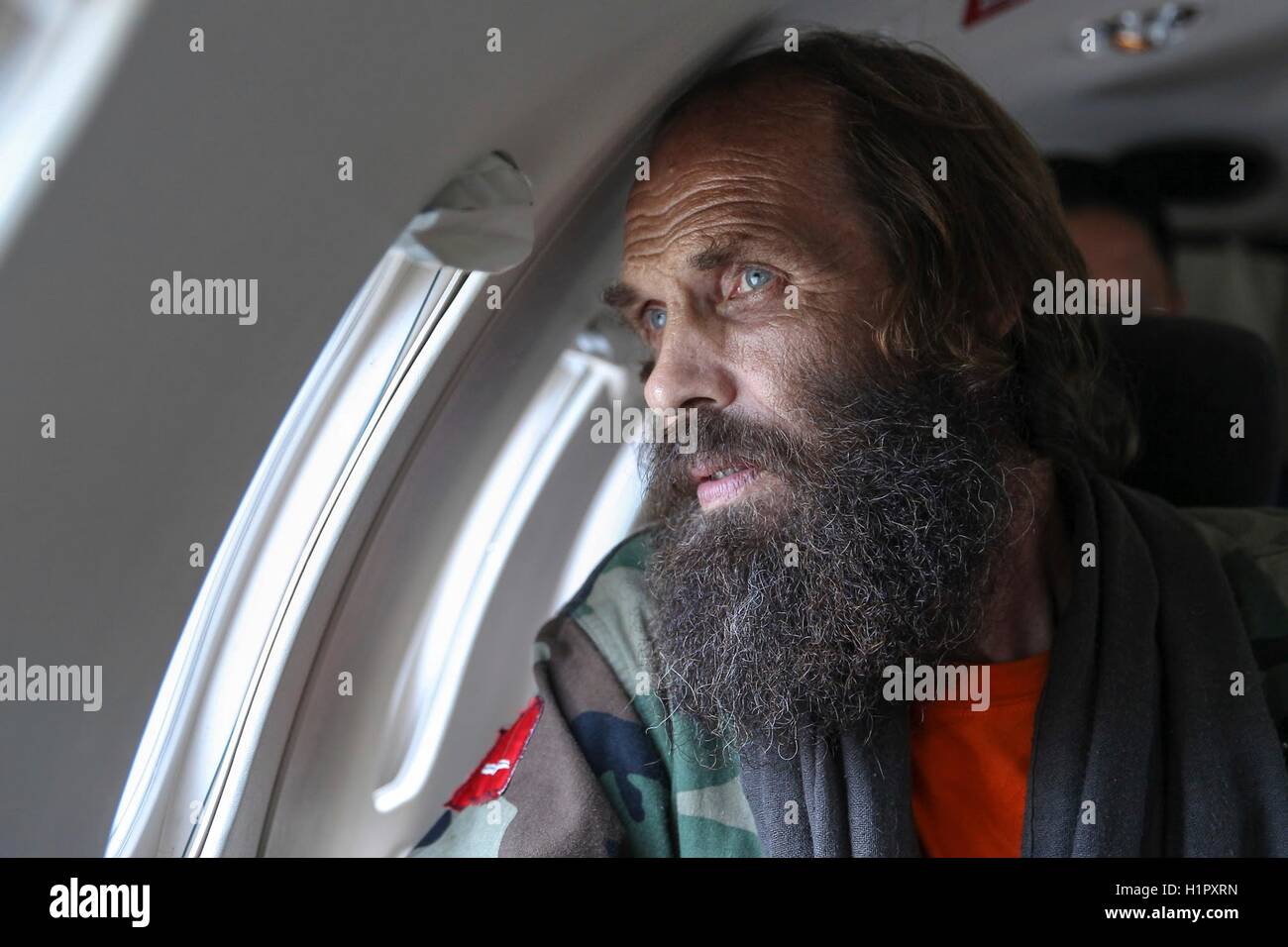 Otage norvégien Kjartan Sekkingstad pendant un vol à bord d'un jet privé après sa libération de captivité le 18 septembre 2016 à Jolo, Sulu, Philippines. Sekkingstad a été retenu en otage pendant un an par le groupe terroriste Abu Sayyaf dans les îles de Jolo, dans le sud des Philippines. Banque D'Images