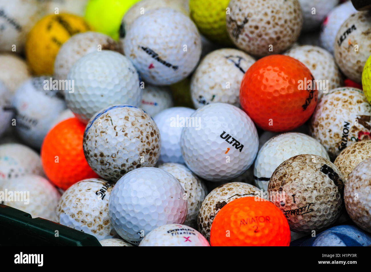 Balles de golf usagées Photo Stock - Alamy