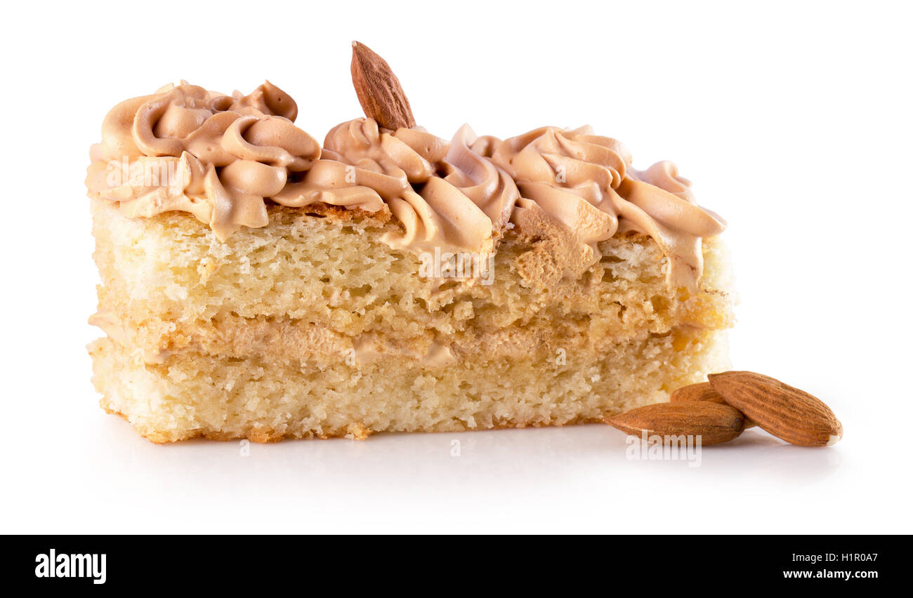 Gâteau crème aux amandes isolé sur le fond blanc. Banque D'Images