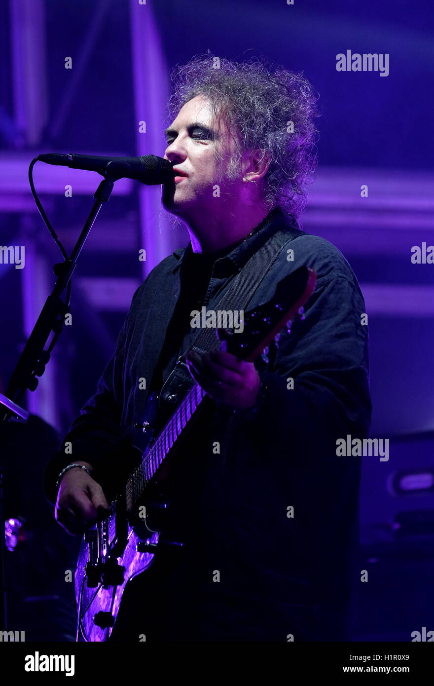 Bestival, Newport, Isle of Wight, 10 septembre 2016, UK, Robert Smith l'exécution avec la Cure sur scène à Bestival Banque D'Images
