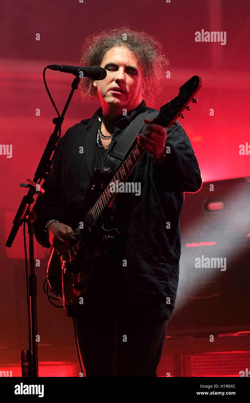 Bestival, Newport, Isle of Wight, 10 septembre 2016, UK, Robert Smith l'exécution avec la Cure sur scène à Bestival Banque D'Images
