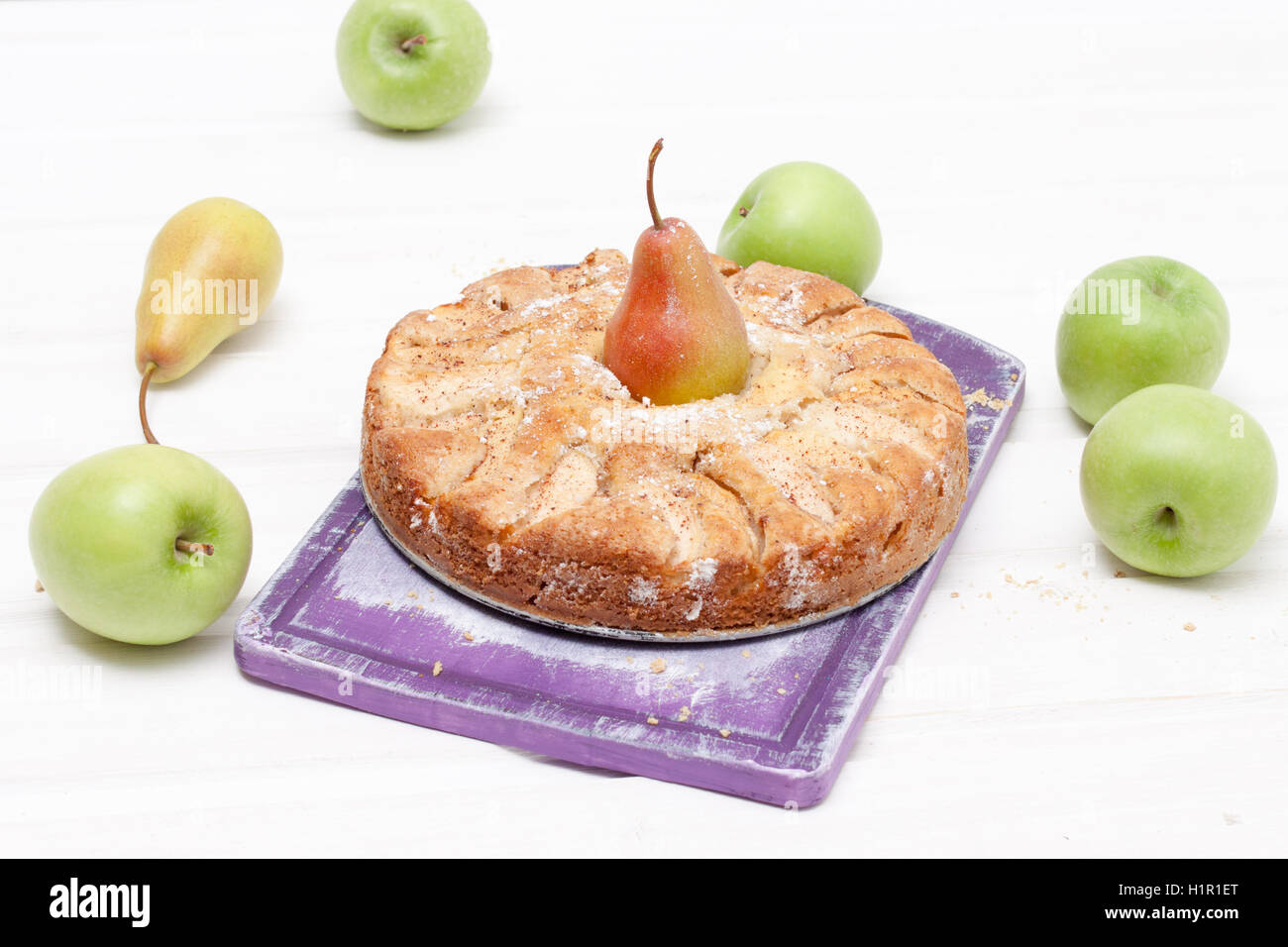 Tarte à la poire sur la planche à découper sur la table en bois Banque D'Images