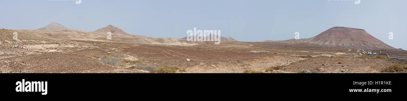 Fuerteventura, Playa Escaleras : vue panoramique du paysage de l'île de vent avec montagnes, volcans et terre désertique Banque D'Images