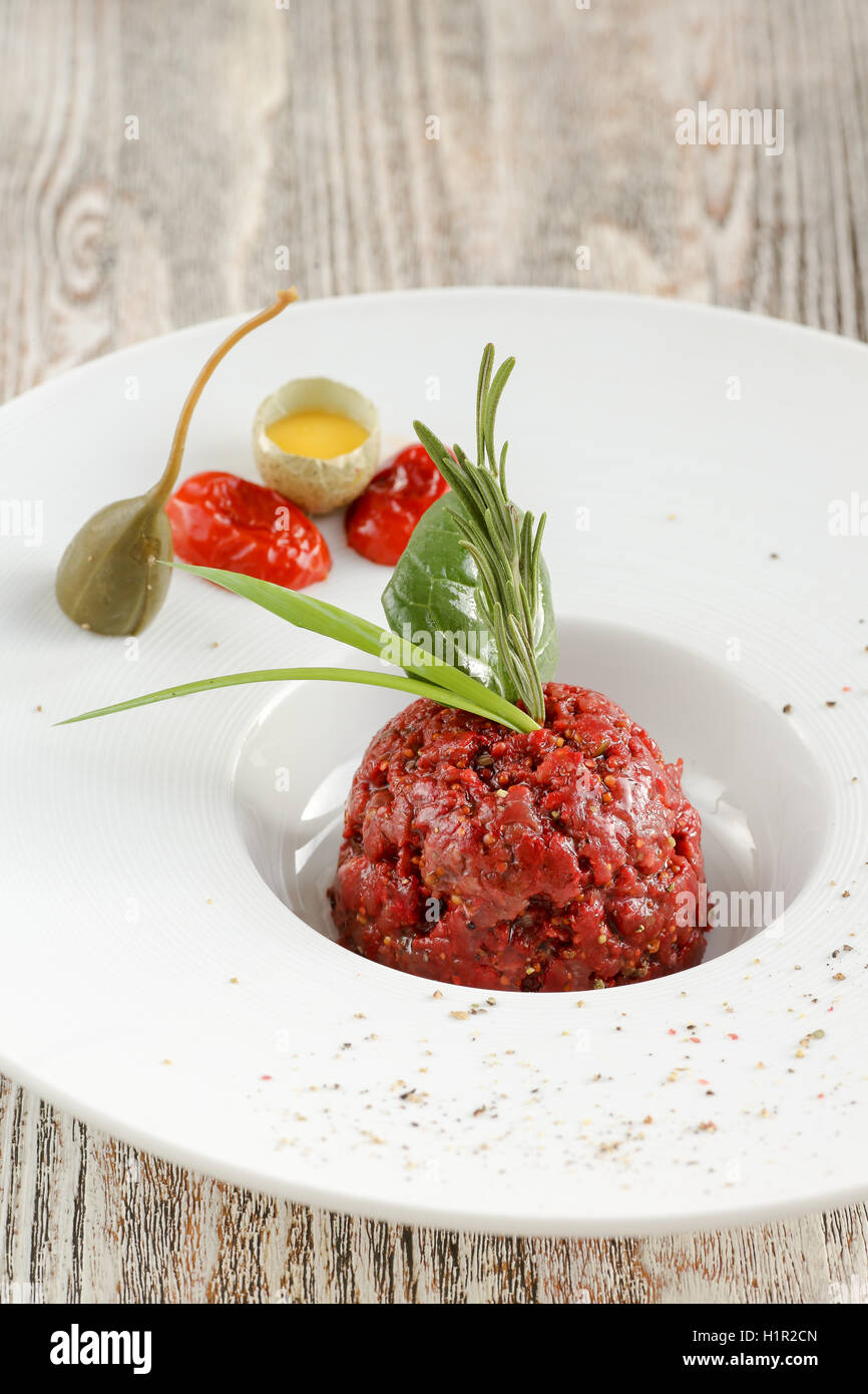 Steak tartare et oeuf cru Banque D'Images