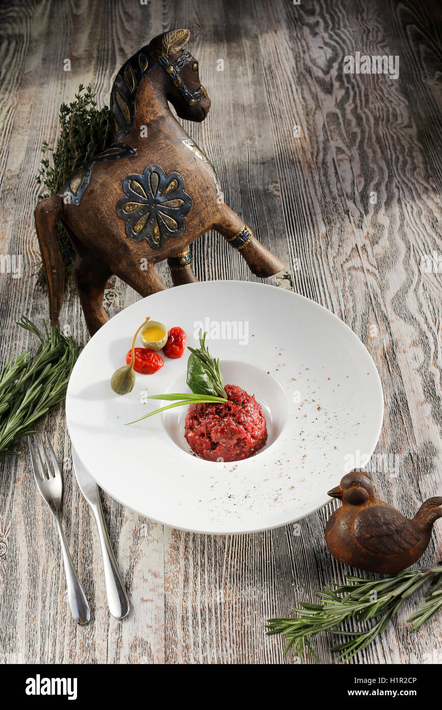 Steak tartare et oeuf cru Banque D'Images