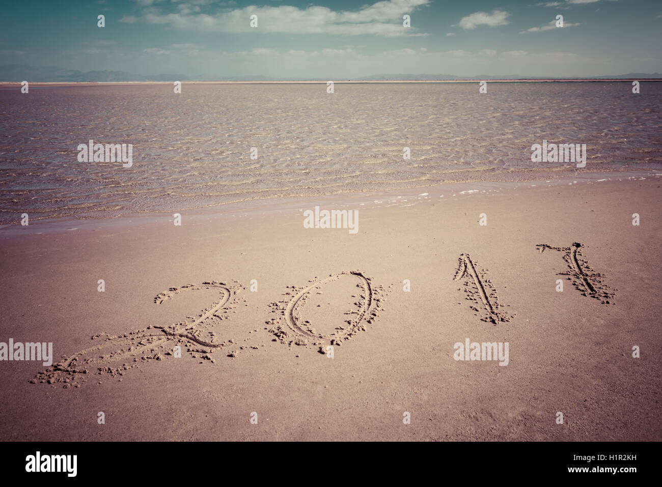 Nouvelle année 2017 des chiffres sur le sable de la plage de l'océan Banque D'Images